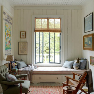 Kleines, Fernseherloses Shabby-Style Wohnzimmer mit weißer Wandfarbe und gebeiztem Holzboden in San Francisco