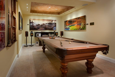 Diseño de sala de juegos en casa tipo loft clásica renovada de tamaño medio sin chimenea y televisor con paredes beige y suelo de baldosas de porcelana