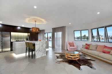 Modelo de sala de estar abierta moderna de tamaño medio con suelo de baldosas de porcelana y paredes blancas