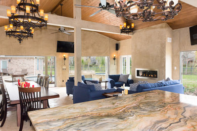 Diseño de sala de estar abierta tradicional de tamaño medio con paredes beige, chimenea lineal, televisor colgado en la pared, suelo beige y marco de chimenea de metal