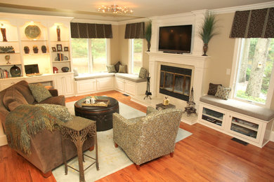 Elegant family room photo in New York