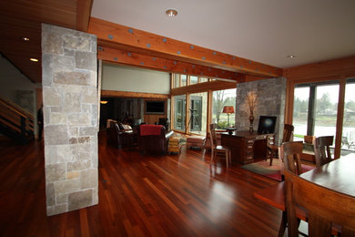 Ejemplo de sala de estar tradicional con suelo de madera en tonos medios