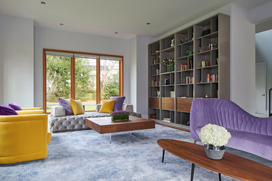Imagen de sala de estar con biblioteca contemporánea con alfombra