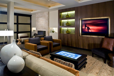 Mittelgroßes, Offenes Modernes Wohnzimmer mit brauner Wandfarbe, braunem Holzboden, Kamin, Kaminumrandung aus Stein, TV-Wand und braunem Boden in Phoenix