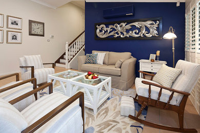 Diseño de sala de estar tradicional renovada de tamaño medio con paredes azules