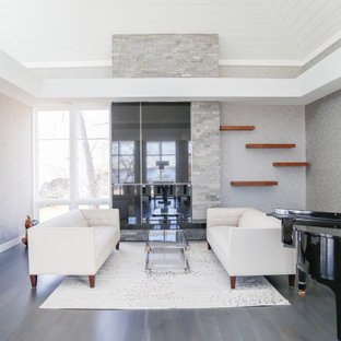 75+ Wohnzimmer mit Kaminumrandung aus Stein und Holzdielendecke Ideen