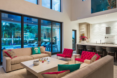 Großes, Offenes Modernes Wohnzimmer mit weißer Wandfarbe und Teppichboden in Miami