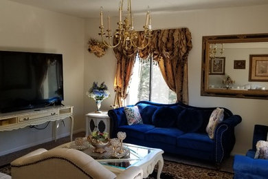 Modelo de sala de estar abierta tradicional de tamaño medio con televisor independiente y suelo beige
