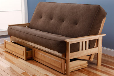 Modelo de sala de estar de estilo americano pequeña con suelo de madera clara y paredes azules