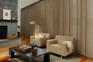 Diseño de sala de estar contemporánea con paredes beige, suelo de madera clara, todas las chimeneas, marco de chimenea de hormigón y suelo beige