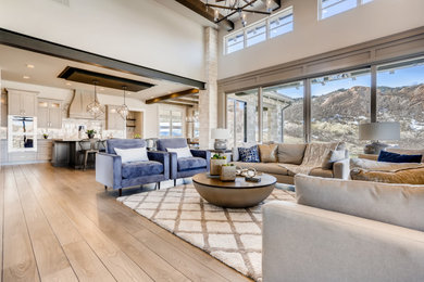 Imagen de sala de estar rural con suelo de madera clara y vigas vistas