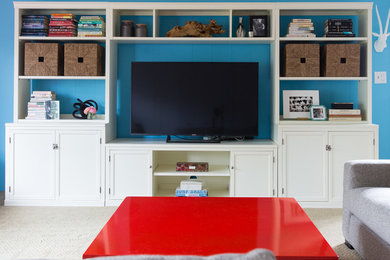 Imagen de sala de estar abierta clásica renovada de tamaño medio sin chimenea con paredes azules, moqueta, pared multimedia y suelo beige
