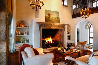 サンフランシスコにある広い地中海スタイルのおしゃれな独立型ファミリールーム (白い壁、標準型暖炉、石材の暖炉まわり) の写真