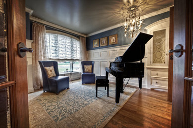 Modelo de sala de estar con rincón musical tradicional renovada de tamaño medio con paredes azules y suelo de madera en tonos medios