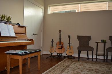 Imagen de sala de estar con rincón musical cerrada retro de tamaño medio sin chimenea y televisor con paredes beige y suelo de madera en tonos medios
