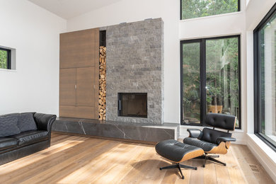 Imagen de sala de estar minimalista con pared multimedia