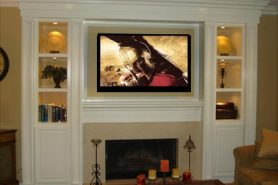 Foto de sala de estar sin chimenea con paredes amarillas, suelo de madera clara y televisor colgado en la pared