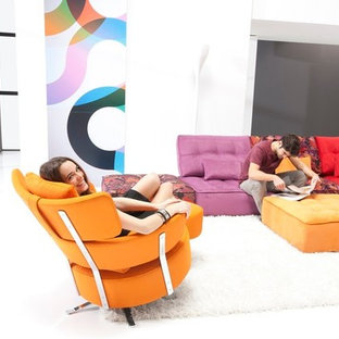 MyKiwi Swivel Rocking Arm Chair by Famaliving California
