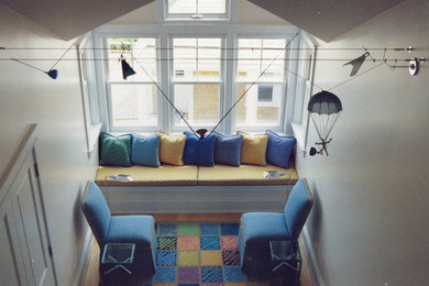 Kleines, Fernseherloses, Abgetrenntes Stilmix Wohnzimmer ohne Kamin mit weißer Wandfarbe, hellem Holzboden und beigem Boden in Sonstige