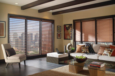 Foto de sala de estar abierta clásica grande con paredes beige, suelo laminado y suelo marrón