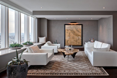 Diseño de sala de estar actual con paredes grises y suelo de madera oscura