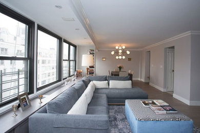 Foto de sala de estar abierta tradicional renovada de tamaño medio con paredes grises, suelo de madera oscura y suelo marrón