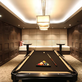 Modelo de sala de juegos en casa cerrada, contemporánea, sin chimenea y televisor, con paredes marrones y moqueta