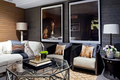 Aménagement d'une salle de séjour contemporaine avec un mur gris et moquette.