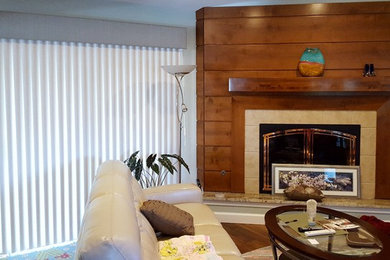 ダラスにある高級な中くらいなトランジショナルスタイルのおしゃれなオープンリビング (グレーの壁、無垢フローリング、標準型暖炉、木材の暖炉まわり) の写真