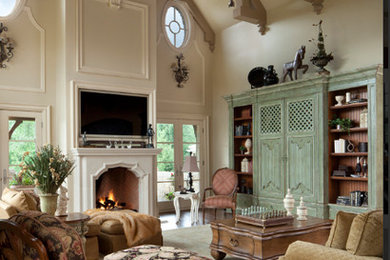 Ejemplo de sala de estar abierta tradicional grande con suelo de madera oscura, todas las chimeneas, marco de chimenea de piedra y televisor retractable
