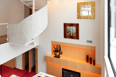 Idee per un ampio soggiorno moderno stile loft con pareti bianche, camino classico e cornice del camino in legno