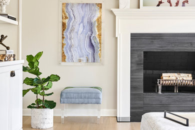 シカゴにあるトランジショナルスタイルのおしゃれなオープンリビング (白い壁、淡色無垢フローリング、標準型暖炉、木材の暖炉まわり、埋込式メディアウォール、ベージュの床) の写真