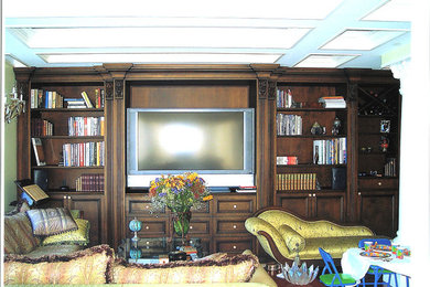 Пример оригинального дизайна: изолированная гостиная комната среднего размера в классическом стиле с с книжными шкафами и полками, темным паркетным полом, мультимедийным центром, белыми стенами и коричневым полом без камина