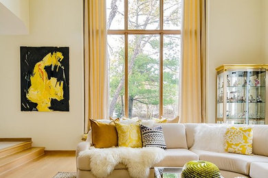 Cette image montre une grande salle de séjour traditionnelle ouverte avec un mur beige, une cheminée standard et un téléviseur encastré.