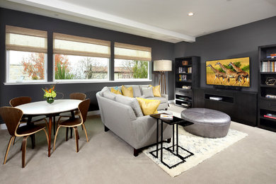 Imagen de sala de estar cerrada contemporánea de tamaño medio sin chimenea con paredes grises, moqueta y televisor independiente