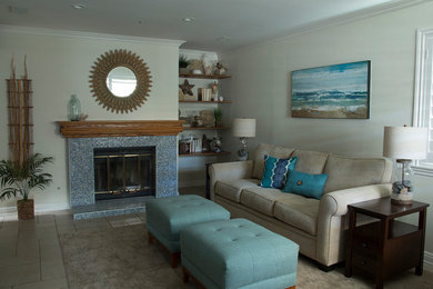 На фото: гостиная комната среднего размера в морском стиле