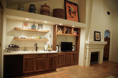 Imagen de sala de estar de estilo americano con suelo de baldosas de cerámica, marco de chimenea de baldosas y/o azulejos y pared multimedia