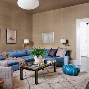 Ispirazione per un soggiorno classico di medie dimensioni e chiuso con pareti beige, parquet scuro, nessun camino, pavimento marrone, soffitto in carta da parati e carta da parati
