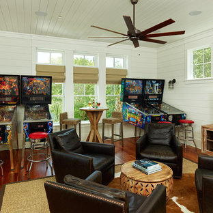 Immagine di un soggiorno tropicale con sala giochi, pareti bianche, parquet scuro e TV autoportante