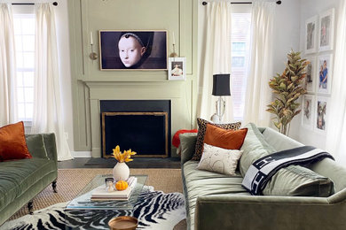 ワシントンD.C.にあるラグジュアリーな広いおしゃれなファミリールーム (標準型暖炉、木材の暖炉まわり、壁掛け型テレビ、茶色い床) の写真