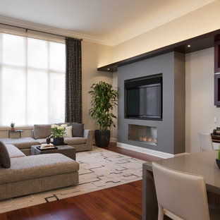 Immagine di un soggiorno contemporaneo con pareti beige, parquet scuro, camino lineare Ribbon e TV autoportante