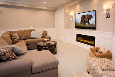 Diseño de sala de estar cerrada clásica de tamaño medio con paredes beige, moqueta, televisor colgado en la pared y suelo beige