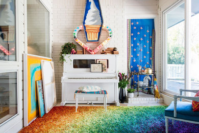 Imagen de sala de estar con rincón musical cerrada bohemia de tamaño medio sin chimenea y televisor con paredes blancas y suelo multicolor