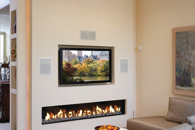 サンフランシスコにあるトランジショナルスタイルのおしゃれなファミリールーム (ベージュの壁、横長型暖炉) の写真