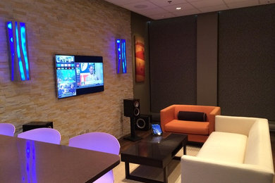 Imagen de sala de estar cerrada minimalista de tamaño medio con paredes marrones, suelo de madera oscura y televisor colgado en la pared