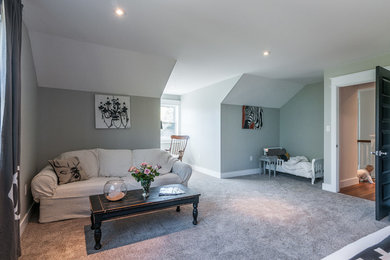 Imagen de sala de estar abierta moderna de tamaño medio sin chimenea con paredes grises y moqueta