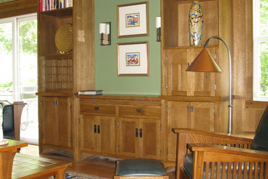 Пример оригинального дизайна: гостиная комната среднего размера в стиле кантри с скрытым телевизором