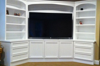 Foto de sala de estar abierta clásica de tamaño medio con moqueta y pared multimedia