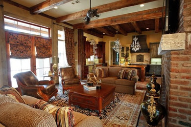 Imagen de sala de estar abierta clásica de tamaño medio con paredes beige, suelo de madera en tonos medios, todas las chimeneas, marco de chimenea de ladrillo y televisor colgado en la pared