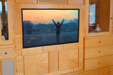 Foto de sala de estar abierta de tamaño medio con pared multimedia